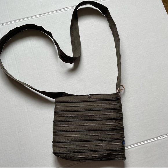 𝅺crossbody Zip-it bag, army green - Picture 1 of 6